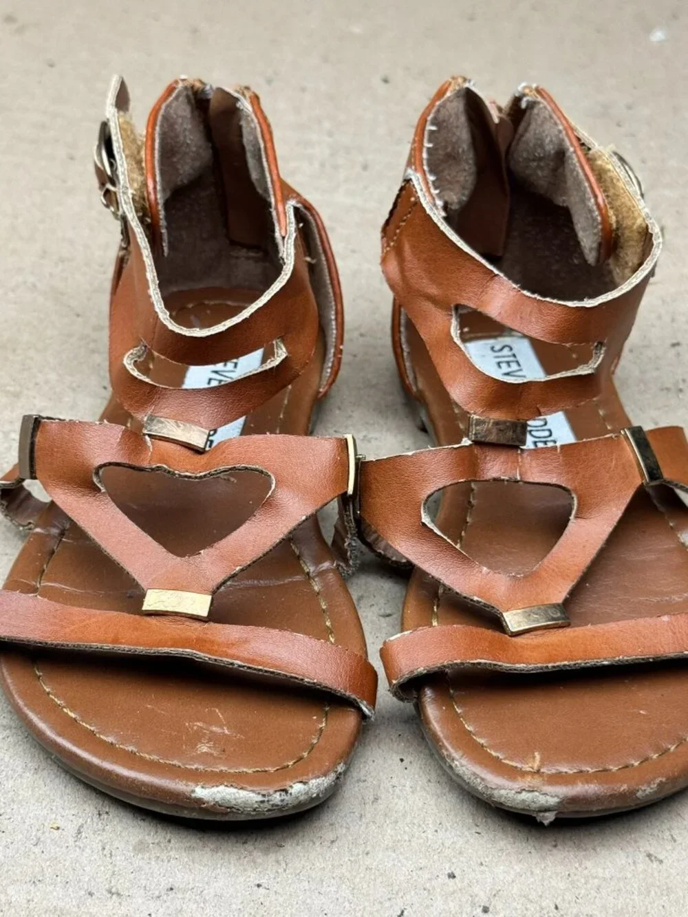 Steve Madden Girls Brown Gladiator Sandals Size 8 damage